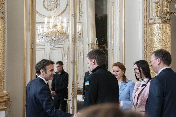 Президент Франції Еммануель Макрон у з головою Мелітополя Іваном Федоровим, який побував у російському полоні