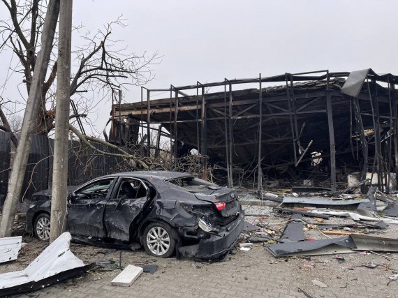 Сожженные и разбитые авто принадлежат гражданским, пытавшимся скрыться от войны.