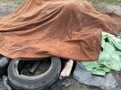 Тіла людей накриті шинами і покривалами.