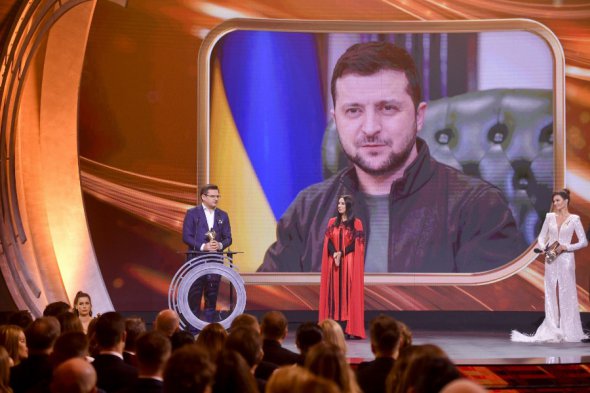 Награду, называемую Superwiktory, Кулеба получил из рук Джамалы