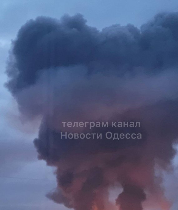 У Одесі пролунала серія вибухів. Над містом здіймається сильний дим.