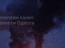 В Одессе раздалась серия взрывов. Над городом возвышается сильный дым. 