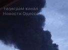 В Одессе раздалась серия взрывов. Над городом возвышается сильный дым. 