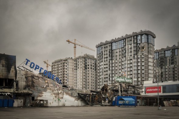 Торговий центр у Бучі, зруйнований російськими військами