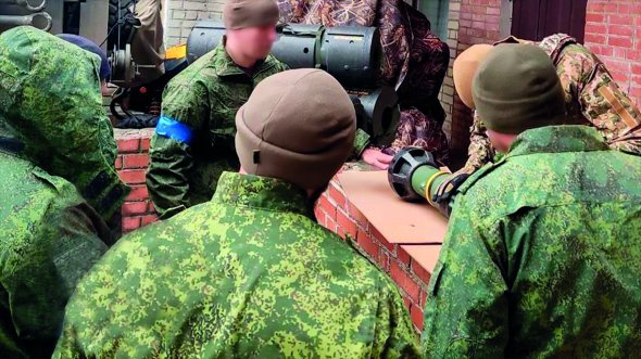 Полонені, які увійшли до легіону ”Свобода Росії”, під керівництвом інструкторів Збройних сил України вивчають гранатомет NLAW