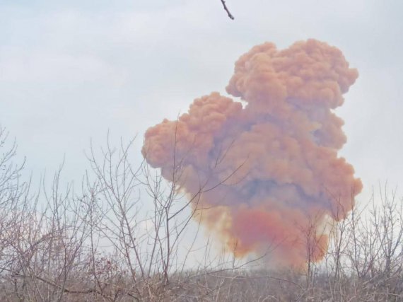 Після того, як окупанти влучили снарядом у цистерну з азотною кислотою, над Рубіжним піднялася отруйна хмара