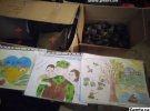 Детские рисунки в волонтерских центрах поселка тоже очень востребованы. Их передают украинским военным на передовую