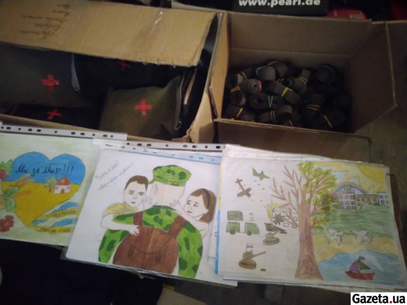 Детские рисунки в волонтерских центрах поселка тоже очень востребованы. Их передают украинским военным на передовую