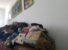 Переселенцам в поселковое общежитие сносят много одежды, а также еды