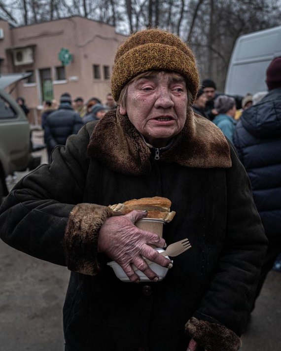 Американський режисер Кері Фукунаґа побував у Бучі та Ірпені. Він фотографує українців та розповідає їхні історії