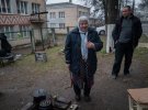 Американський режисер Кері Фукунаґа побував у Бучі та Ірпені. Він фотографує українців та розповідає їхні історії