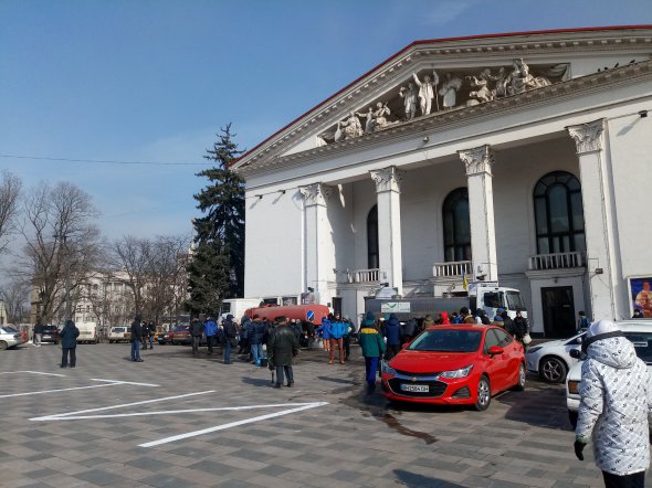 В Драмтеатре расселили женщин из роддома, который разбомбили накануне, а также потерявшие жилье семьи.