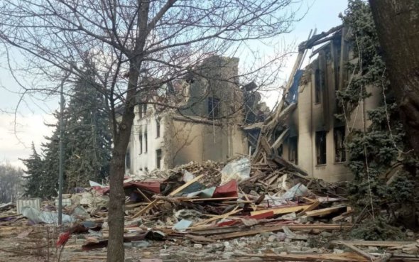 В результате российского авиаудара по Драмтеатру погибли около 300 человек.