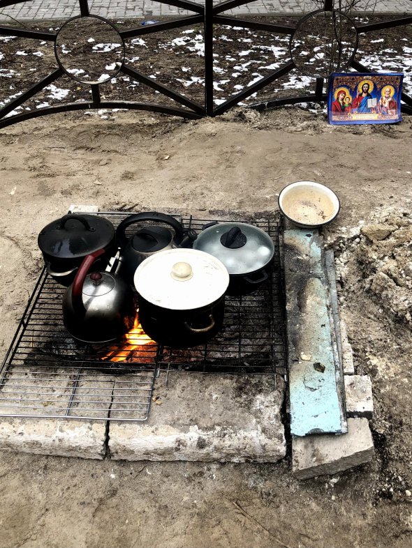 У Маріуполі на початку березня зникла електроенергія, газо- і водопостачання. Жителям досі доводиться готувати їсти на відкритому вогні.