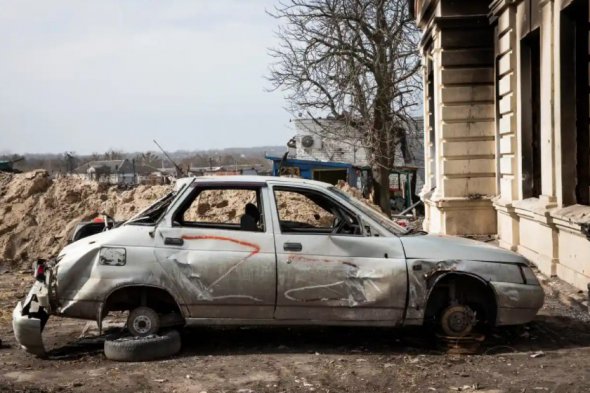 Авто с буквой Z возле железнодорожного вокзала в Тростянце