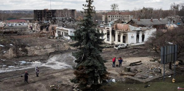 Вид із залізничного вокзалу Тростянець, який використовувався російськими солдатами як військова база 