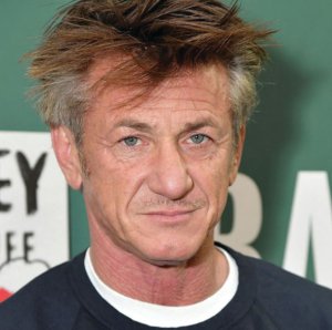 Американський актор Шон Пенн активно допомагає українським біженцям і армії, знімає про російську агресію документальний фільм