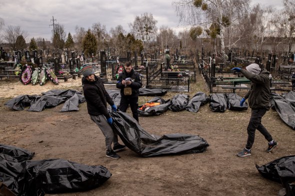 Люди ховають жертв російського терору у Бучі 