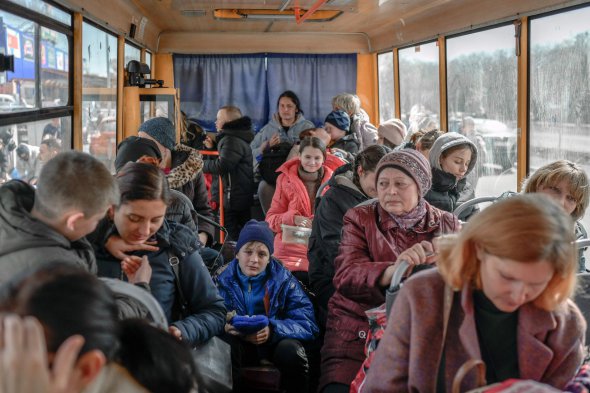 Люди, спасающиеся от боевых действий в Украине, в среду прибыли в центр для беженцев в Запорожье 
