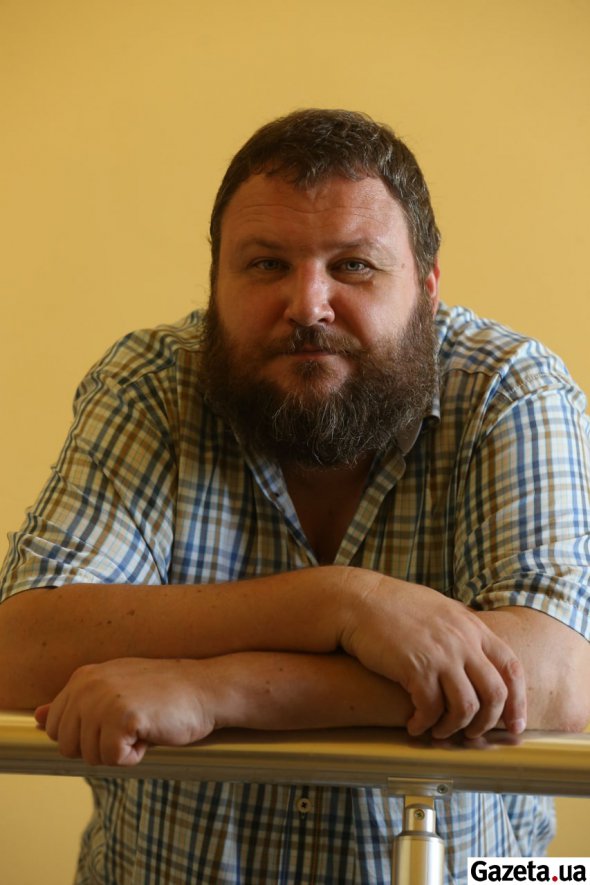 Євген ДИКИЙ є директором Національного антарктичного наукового центру, ветеран АТО. Із 15 років брав участь у національно-визвольному русі – був членом Української Гельсінської спілки, одним із засновників Спілки незалежної української молоді. За освітою - морський біолог. У січні 1991-го очолив Український добровольчий студентський загін у Литві, коли у Вільнюсі радянське керівництво силою спробувало повернути республіку у склад СРСР. 1995 року брав участь у російсько-чеченській війні на боці незалежної Ічкерії як керівник гуманітарної місії. Учасник Революції на граніті, помаранчевої та Революції гідності. У травні 2014-го пішов добровольцем на війну на Донбасі. Виконував обов’язки командира роти батальйону ”Айдар”, брав участь у боях на Луганщині. Демобілізований через бойову травму. З весни 2015 року працював заступником директора Українського наукового центру екології моря в Одесі, виконував обов’язки директора Науково-дослідного протичумного інституту ім. Мечникова. У лютому 2018-го призначений директором Національного антарктичного наукового центру. Написав книжку ”Гібридна війна Росії: досвід України для країн Балтії”. За нею навчають офіцерів тих країн.