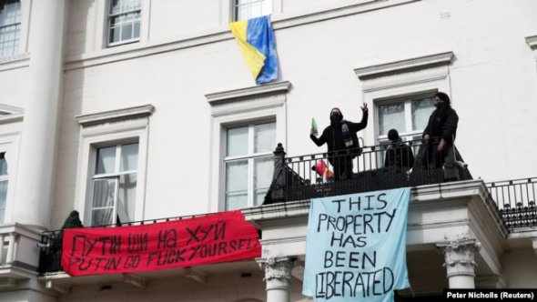 Захоплений сквотерами будинок у Лондоні, який належать російському мільярдеру Олегу Дерипасці і, ймовірно, доньці Путіна Катерині Тихоновій.