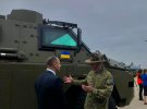 Австралія передала Україні 20 бронетранспортерів Bushmaster. Це -   колісний повнопривідний панцирний транспортер, розрахований на перевезення і підтримку відділення піхоти з дев'яти осіб із місцем для ще одного