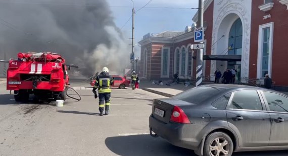 Окупанти вдарили касетним  Іскандером по залізничному вокзалу в Краматорську. В той час там перебували тисячі людей, адже відбувається  евакуація жителів Донеччини до більш безпечних областей України