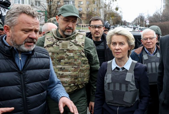 Президентка Європейської комісії Урсула фон дер Ляєн, Високий представник ЄС Жозеп Боррель та прем'єр Словаччини Едуард Гегер відвідали Бучу