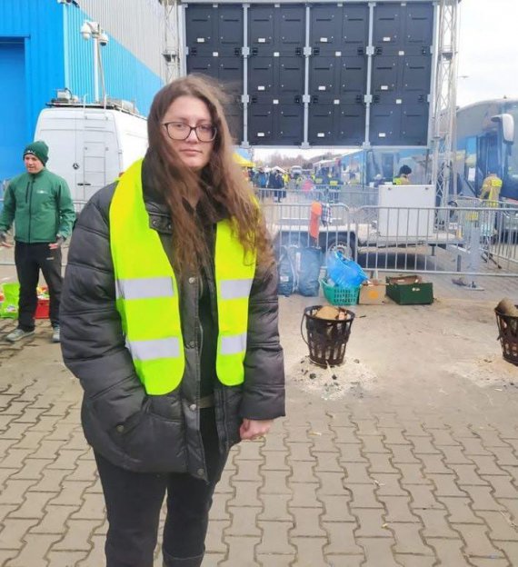 Акторка Олівія Дабровскі допомагає українцям на кордоні з Польщею