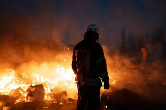 Президент  Володимир Зеленський показав проникливі фото тих, хто рятує Україну