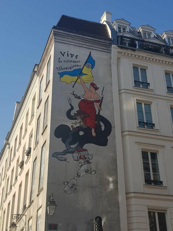 У Парижі Україну зобразили "Свободою на барикадах" 