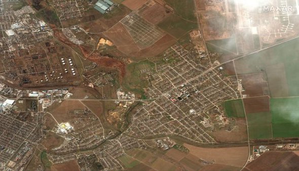 Супутниковий знімок Чорнобаївської птахофабрики і Херсонського аэродрому, зверху праворуч. Фото: Maxar Technologies