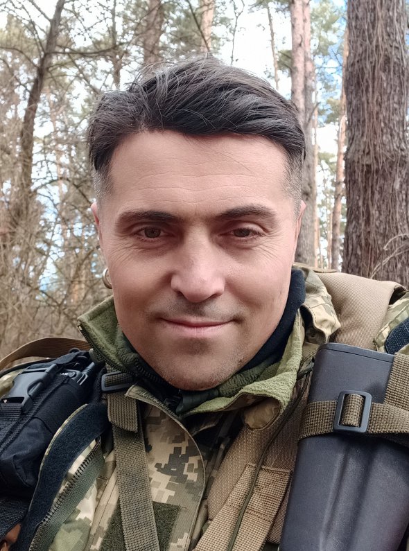 Дмитрий Линартович – украинский актер театра, кино и дубляжа. Родился 22 ноября 1978 года в Киеве в семье Константина Линартовича, актера и режиссера. С детства хотел стать военным, поэтому после окончания школы ушел в армию в пограничные войска. В 2003 году Дмитрий окончил актерский факультет Киевского национального университета театра, кино и телевидения имени Карпенко-Карого. Первую большую роль получил в 2002 году в фильме "Небольшое путешествие на большой карусели" режиссера Михаила Ильенко. Через 10 лет сыграл главную роль в ленте "Прошедший сквозь огонь". В этой биографической драме Линартович сыграл военного пилота родом из Полтавщины Ивана Додока. 2016 выпустил авторский альбом "Мобилизация" после участия в войне на Донбассе. С началом полномасштабного вторжения России в Украину Дмитрий пошел доброволцем на войну. Служит в роте "УВО", которая входит в состав 112-й отдельной бригады территориальной обороны.