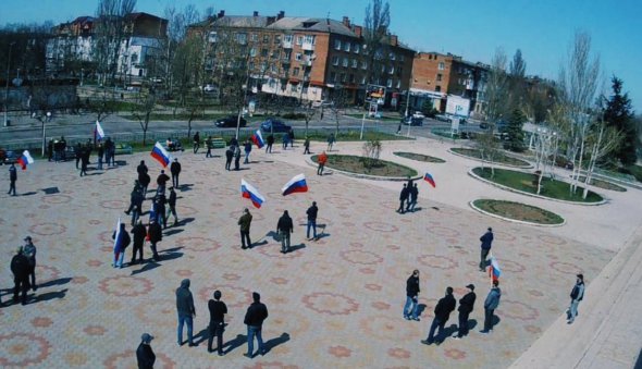 На площадь в центре Новой Каховки российские оккупанты вывели 30 человек с российскими флагами