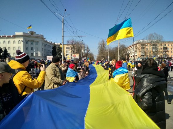 10 квітня в Херсоні біля кіноконцертного залу "Ювілейний" відбувся мирний проукраїнський мітинг, присвячений пам'яті жертв російської агресії