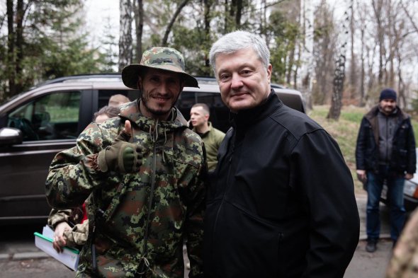 ЛІдер партії "Європейська солдіарність" Петро Порошенко передав нове обладнання та авто для бійців тероборони