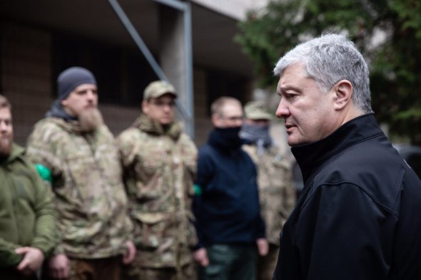 ЛІдер партії "Європейська солдіарність" Петро Порошенко передав нове обладнання та авто для бійців тероборони