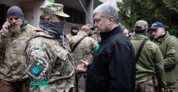 Лидер партии "Европейская солдиарность" Петр Порошенко передал новое оборудование и автомобиль для бойцов терробороны