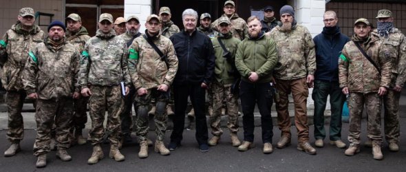 ЛІдер партії "Європейська солдіарність" Петро Порошенко передав нове обладнання та авто для бійців тероборони