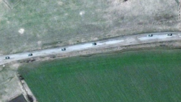 На супутниковому знімку від Maxar Technologies видно, що на схід від Харкова видно російську колону завдовжки 13 км
