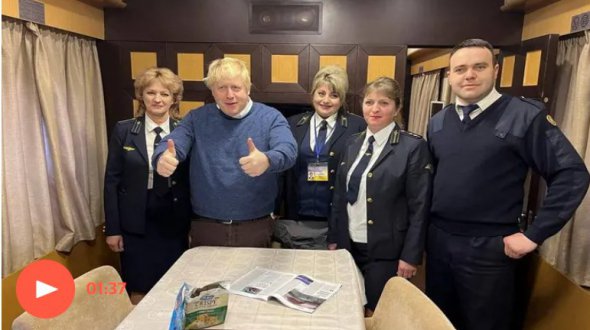 Борис Джонсон в поезде едет в Киев 