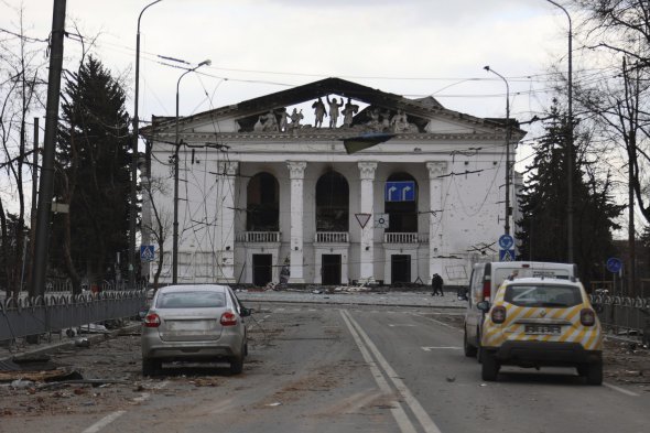 Вид на Маріупольський театр, розбомблений російськими окупантами, коли там ховалися люди 