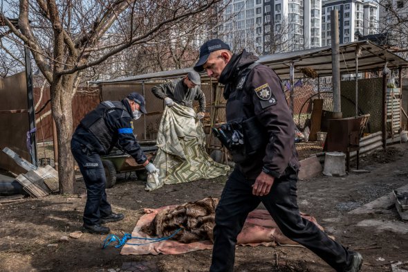 У підвалі було знайдено тіло жінки з вогнепальним пораненням у голову. Нагорі знайдені порвані упаковки презервативів та використаний 