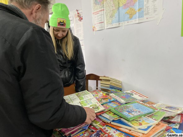 Книги в штаб приносят украинские. Их здесь много, дети с удовольствием берут себе те, которые нравятся