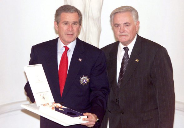 Президент Джордж Буш зустрічається з президентом Литви Валдасом Адамкусом 23 листопада 2002 року у Вільнюсі 