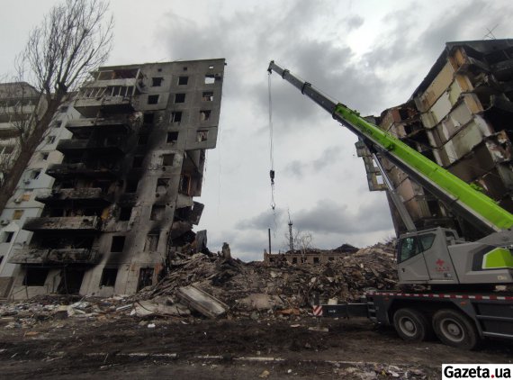  Рятувальники розбирають руїни багатоповерхівок у Бородянці вже майже два тижні. Під завалами можуть бути сотні загиблих цивільних 