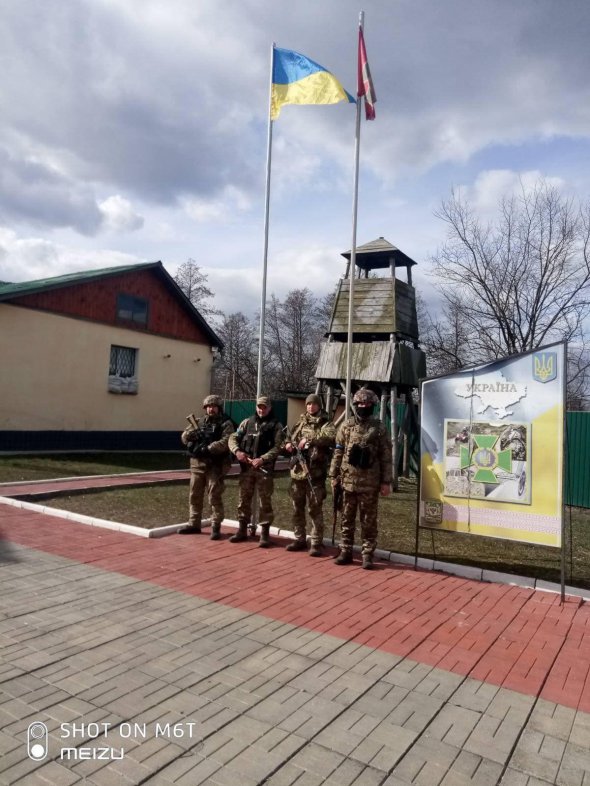 Українські бійці підрозділів державної прикордонної служби 5 квітня відновили контроль над кордоном у Чернігівській області на ділянці Дніпровське — Гірськ — Неданчичі. Почали обстежувати території біля пунктів пропуску. Неподалік одного з них знайшли залишені російськими окупантами боєприпаси. В лісі та біля ґрунтової дороги лежало багато снарядів для танків.