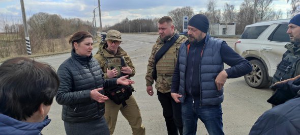 Голова Чернігівської обласної військової адміністрації В’ячеслав Чаус (крайній праворуч) 5 квітня поспілкувався з мешканцями села Ріпки неподалік українсько-білоруського кордону. Під час вторгнення російських агресорів люди не впустили ворожу техніку в населений пункт, не дали зірвати український прапор. ”Висловлю слова подяки голові громади та кожному мешканцю за мужність, відвагу та героїзм. Ви — наші герої!” — написав після зустрічі В’ячеслав Чаус.