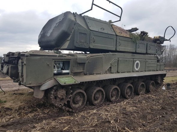 Машину ворожої протиповітряної оборони захопили бійці Сил спецоперацій України. Серед трофеїв — пункт бойового управління зенітного ракетного комплексу ”Бук М1”, ”Бук М2”. Зброя призначена для знищення літаків, крилатих ракет, вертольотів та інших повітряних об’єктів. ”Захоплена ворожа техніка є придатною для використання. Продовжуємо полювання за особливими та цінними трофеями”, — повідомило командування Сил спеціальних операцій.