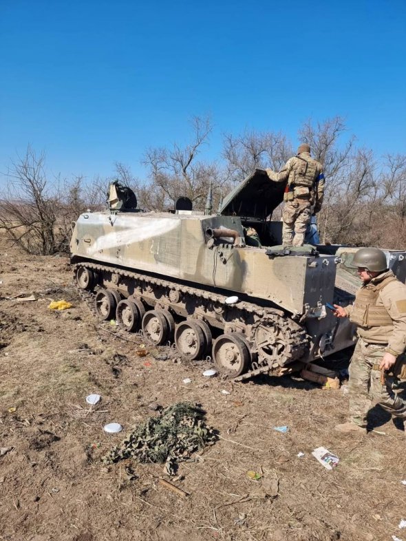 Українські бійці оглядають нову десантну машину ворога БТР-МД ”Ракушка”. Трофей захопили на Миколаївщині. Всього на озброєнні окупанти мають 30 одиниць такої техніки, до 2025 року мали випустити 200.